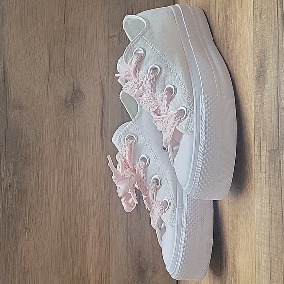 Converse Shoes - Converse platform Brand new in the box.